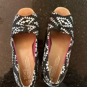 Toms Women Size 7.5 Black Silver Aztec Print Peep Toe Cork Wedges Slip On